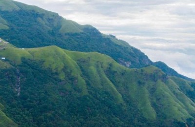 徒步江西武功山，10万亩草甸在高山之巅绵延不绝，宛如人间仙境