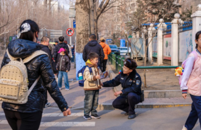 六年如一日，他把护学岗站成“安全课堂”