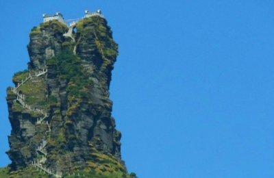 中国号称“最牛”的寺庙，建在百丈高的悬崖上，香客络绎不绝